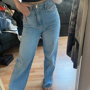 Jeans från Gina, nypris 600kr. Jag är 170 och de är nästan lite för långa för mig. Använt fåtal gånger så de är i bra skick! Pris kan diskuteras