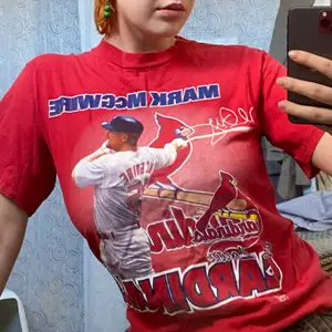 T-shirt med vintage baseballtryck! Unisex fit. Köpt second hand, aldrig använt!