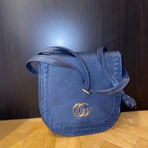 En helt oanvänd Gucci väska i marinblå färg, säljs för 499 men priset går att diskuteras vid snabb affär🌸