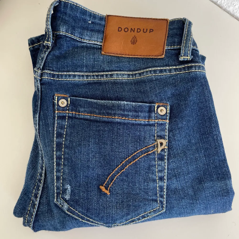 Mörkblå jeans från Dondup, storlek 27, passar S/Xs. Jeans & Byxor.