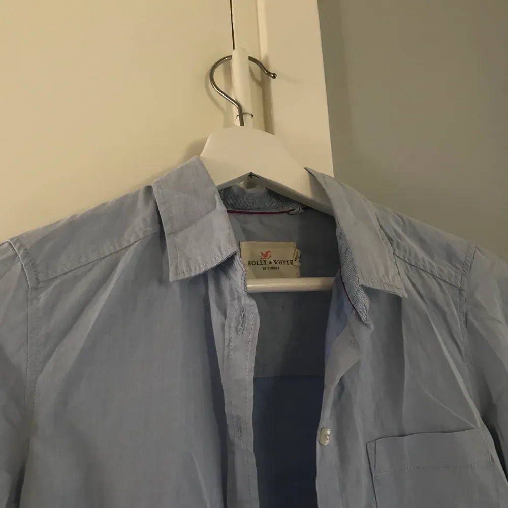 Ljusblå skjorta köpt på Lindex Skjortan är i storlek XS Frakt är inräknat i priset. Kan mötas upp i Norrköping!. Skjortor.