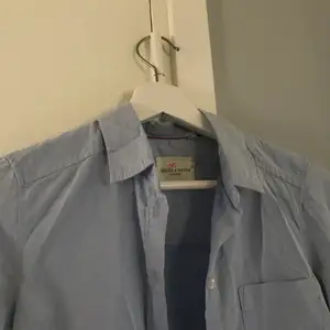 Ljusblå skjorta köpt på Lindex Skjortan är i storlek XS Frakt är inräknat i priset. Kan mötas upp i Norrköping!