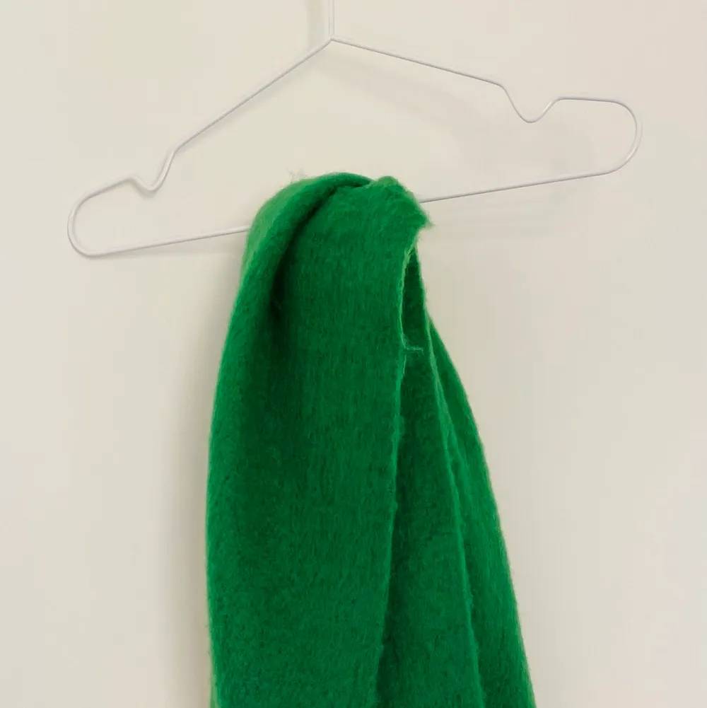 Mysig stickad halsduk från Urban Outfitters i en härlig grön färg!. Accessoarer.