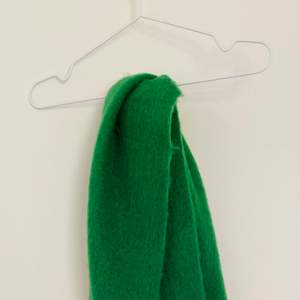 Mysig stickad halsduk från Urban Outfitters i en härlig grön färg!