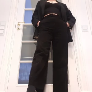 Svarta manchester byxor - Svarta manchester byxor i storlek small. I utmärkt skick. Kontakta vid intresse.😊