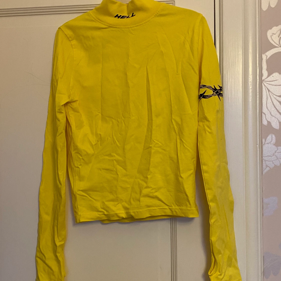 Knallgul kroppsnära tröja