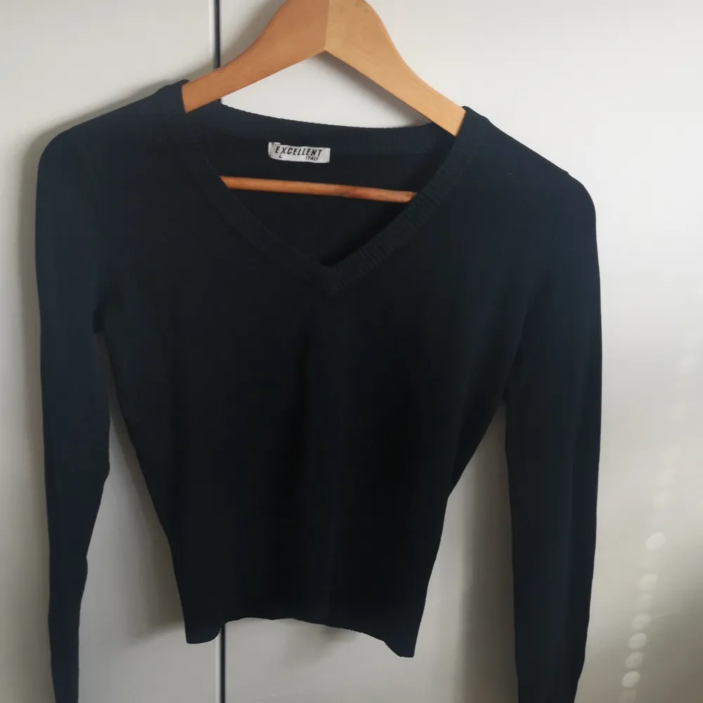 En C ringad svart tröja som är i storleken S emn kan bäras även om man använder xs och M beror på person till person. Köpt för ett bra tag sen men inte använd, kanske 3 gånger. . Tröjor & Koftor.