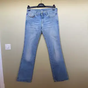 Lågmidjade low waist jeans från Diesel 28/32. Fint vintage skick, men något slitna baktill/nedtill, ingenting man tänker på när man har på sig dem. Beninnerlängd 83 cm.