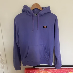 Hoodie - Säljer den skönaste hoodien jag äger som inte heller nopprar alls från Dickies! Super fin färg och perfekt till en kall sommarkväll✌🏻 Super bra kavitet, köpt för 500kr