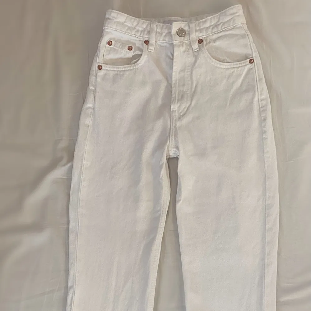 Snygga zara jeans i modellen High rise straigth✨🌷 endast använda 1 gång och därav i nyskick. Buda i kommentarerna eller köp direkt för 120kr + frakt💕. Jeans & Byxor.