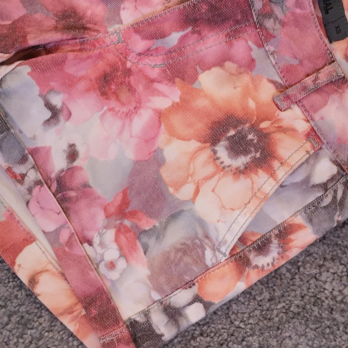 Jeans shorts med blommigt mönster - 91