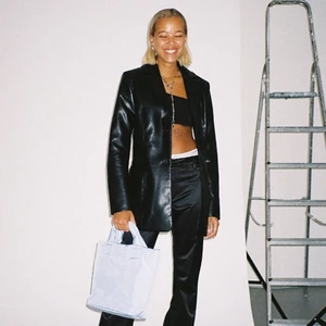 Läder blazer - Skit snygg blazer i läderimitation från weekday och heter ”jaden blazer” original pris är 700kr och jackan är sparsamt använd, dvs nästan inga tecken alls på användning perfekt till våren och det gör ont att behöva slita sig... 😥💞😍😍