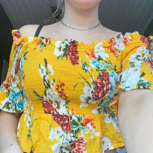 Super söt sommar top - Söt top från HM, Ganska oanvänd. Faller mig ej i stilen så jag säljer den💝