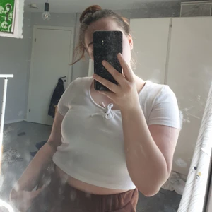 vit topp - vit snygg topp från monki, köparen står för frakten 