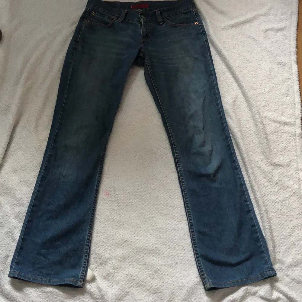 Skit snygga y2k low wasited jeans från Levis. Modell : ” Eve”❤️.  W: 25 L :36. Jeans & Byxor.
