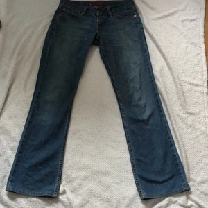 LOW RISE JEANS💙LEVIS - Skit snygga y2k low wasited jeans från Levis. Modell : ” Eve”❤️.  W: 25 L :36