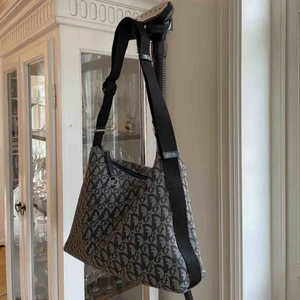  - Dior trotter canvas shoulder bag Inköpt från Thevintagebar 2019 Granskats av märkesexperter för att garantera äkthet.  Jag har inget kvitto ifrån köpet, men en bild på orderbekräftelsen så att du kan se detaljerna. Skicka meddelande för frågor&bilder♥️