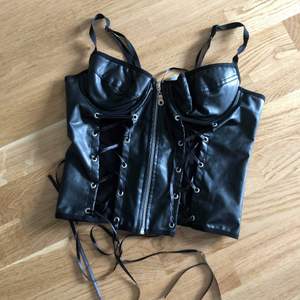 Black leather corset size 80B / small - Medium 