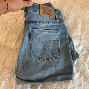 Fina ljus blå Levis shorts, sitter alldeles för små på mig  vid låren. Är 155.  Nypris 429 kr säljer för 250kr. Köpare står för frakt