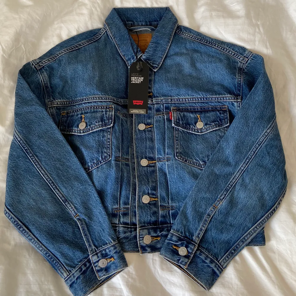 Helt ny jeansjacka från Levi’s. Blå. Strl S! Möts upp i Stockholm eller så står köparen för frakt med PostNord för 66kr 💞😌💫. Jackor.