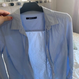 Skjorta  - Fin skjorta från Gina tricot, stl 36. 