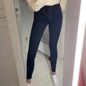 Ett par tajta svarta jeans från Levis som både är snygga och sköna. Strl 24/30 och jag är 171 cm för referens🙌🏻