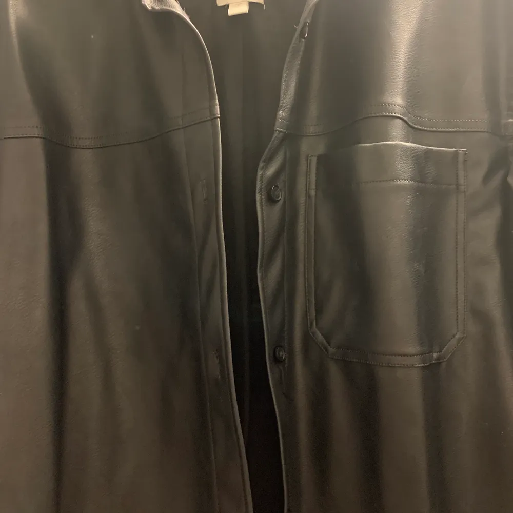 Supersnygg oversize läderjacka från H&M. Köpare står för frakt . Skjortor.
