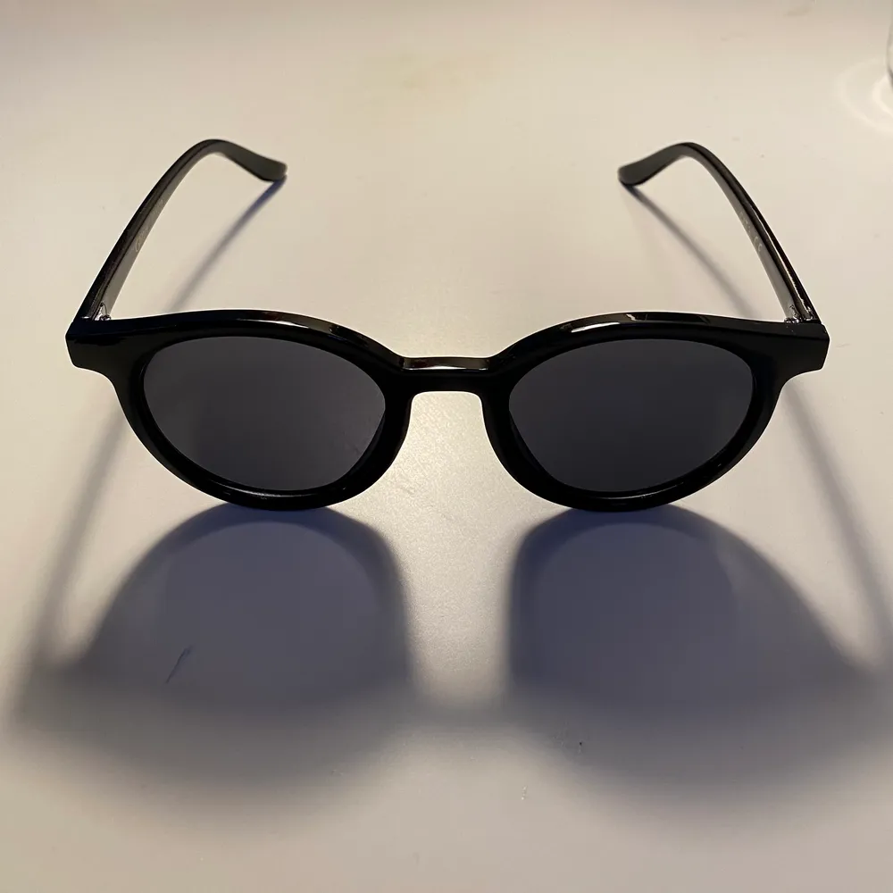 Fina solglasögon inköpta i somras. Eventuell frakt tillkommer 🤍. Accessoarer.
