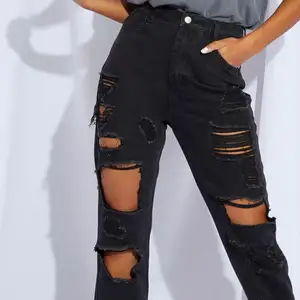 Svarta jeans från Prettylittlething i storlek 32. Lite stora i storleken. Nästan helt nytt skick då jag endast använt dom en gång