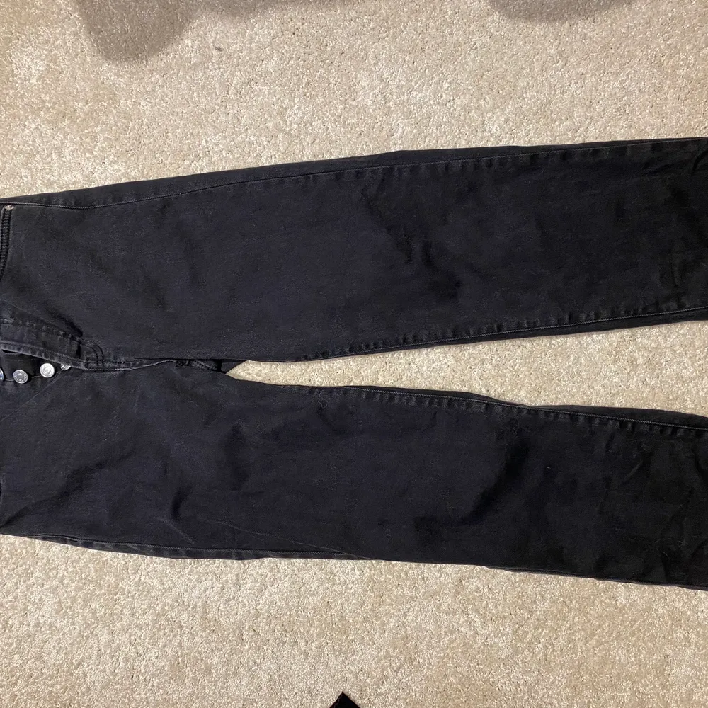 svarta byxor från na-kd säljer dem då dem är för korta för mig då jag är 170, byxorna är använda max 5 gånger och är i fint skick . Jeans & Byxor.