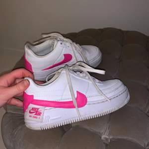 Säljer dessa sjukt snygga Nike air force med neonrosa nikemärke. Dem är knappt använda och köppta för runt 1100kr. Frakt tillkommer! Skulle säga att de sitter som en 36a.