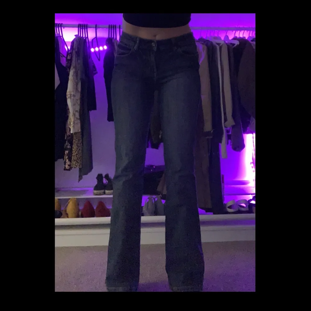 supersnygga vintage jeans med låg midja, är storlek 38 men tycker dom sitter rätt bra på mig som normalt är storlek 34💙säljs eftersom låg midja inte är för mig🌼. Jeans & Byxor.