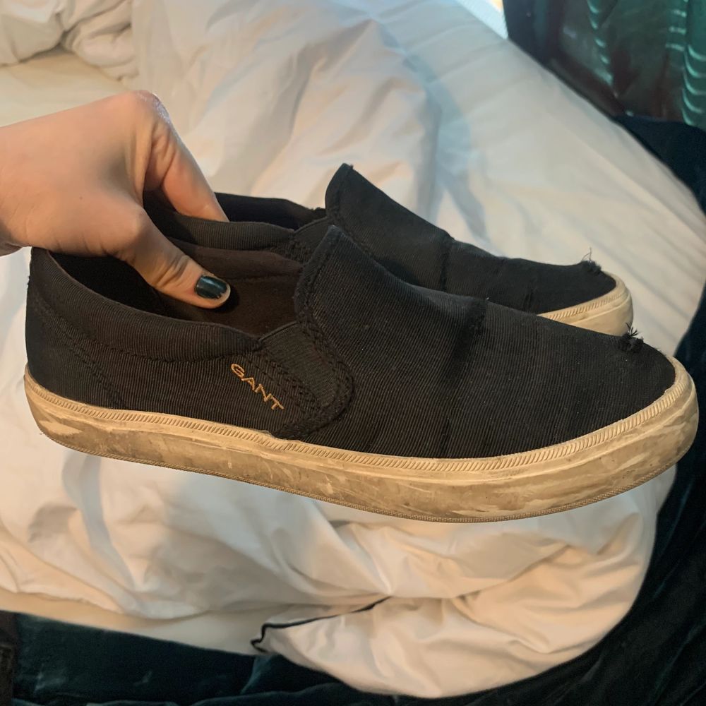 Väldigt använda men sköna svarta sneakers från gant i storlek 40, har ett hål längst fram på skon men inget som syns om man inte kollar jätte nära, skriv för fler bilder på💕💕. Skor.
