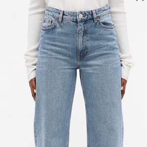 Blåa vida jeans från MONKI. Högmidja med långa vida ben i storlek W28. Använda max 5 gånger och i ett bra skick. Köparen står för frakt