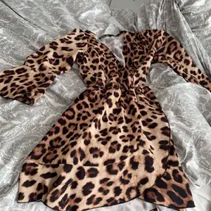 Säljer min leopard klänning från Bohoo!