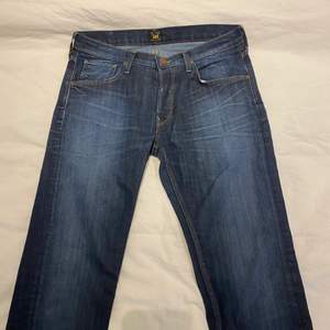 Ett par mörkblåa jeans från Lee som jag tyvärr på sälja eftersom de blivit för små för mig. De är i bra skick även om de har använts ett tag.   