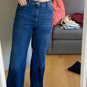 Ett par mörkblå jeans från monki, de är lite vida. Nyskick, säljer pga ja använder de så sällan. 