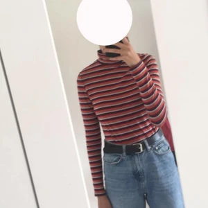 Monki turtleneck - Jättefin turtleneck från monki. Köpt för några år sedan men den har inte kommit till användning så mycket på senaste så säljer den. Kommer inte ihåg nypris men säljer för 60kr + frakt. Tvättar såklart innan jag skickar. Ränderna som ser svarta ut på bilden är egentligen mörkblå :) Bara att höra av dig om du har frågor! (Säljer även en till turtleneck på min sida)