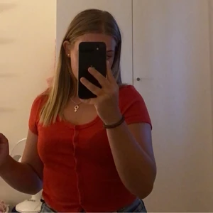 Röd top  - En röd top från Gina som inte används längre den är i s men passar även m. Ord. Pris 179