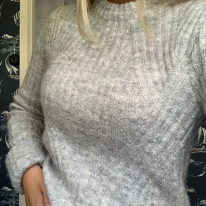 Stickad tröja - En grå stickad tröja från H&M. Sitter som ett smäck. Älskar materialet, varmt i gosigt nu till hösten. 