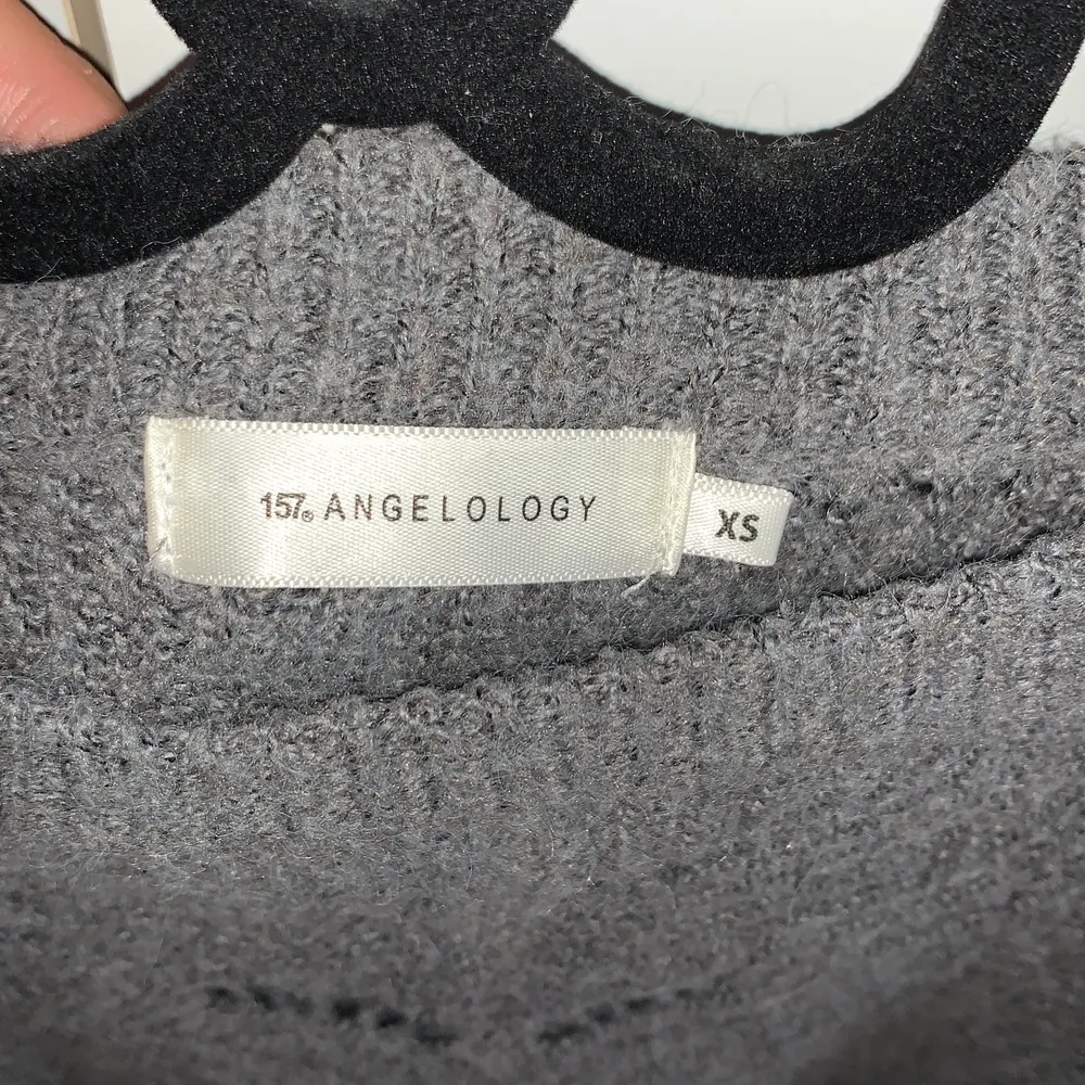 En grå stickad tröja med mönster bara använd ett fåtal gånger . Tröjor & Koftor.