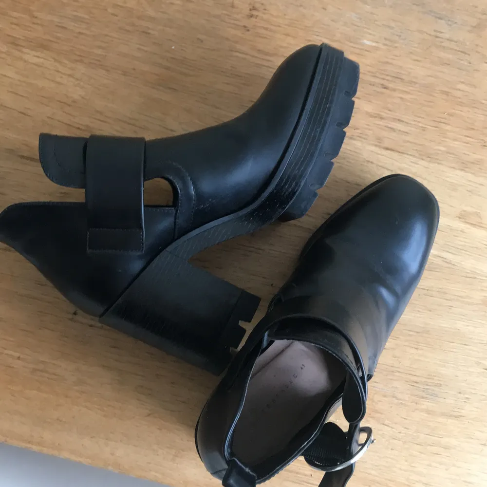 Black zara boots size 41. Used 3 times so they are almost brand new! Selling before moving out! . Skor.