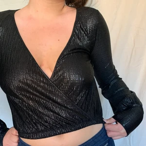Långärmad topp  - Svartglittrigt långärmad tröja med en djup v ringning 