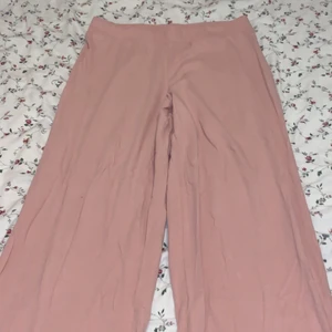 Rosa byxor från lager 157 storlek M - Har randats använt den 1gång och säljer den för 20kr och finns i storlek M