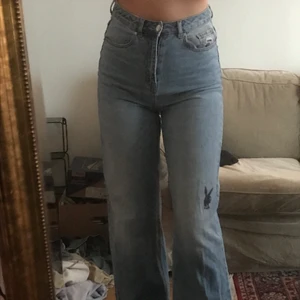 Jeans - Superfina highwaisted jeans från veromoda med påritade Playboy kaniner 