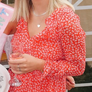 Somrig klänning  - Använd 1 gång.. lite dåliga bilder men skriv privat för fler! Långärmad röd blommig klänning med volanger.. SÅÅÅ FIN men används inte hos mig ❤️