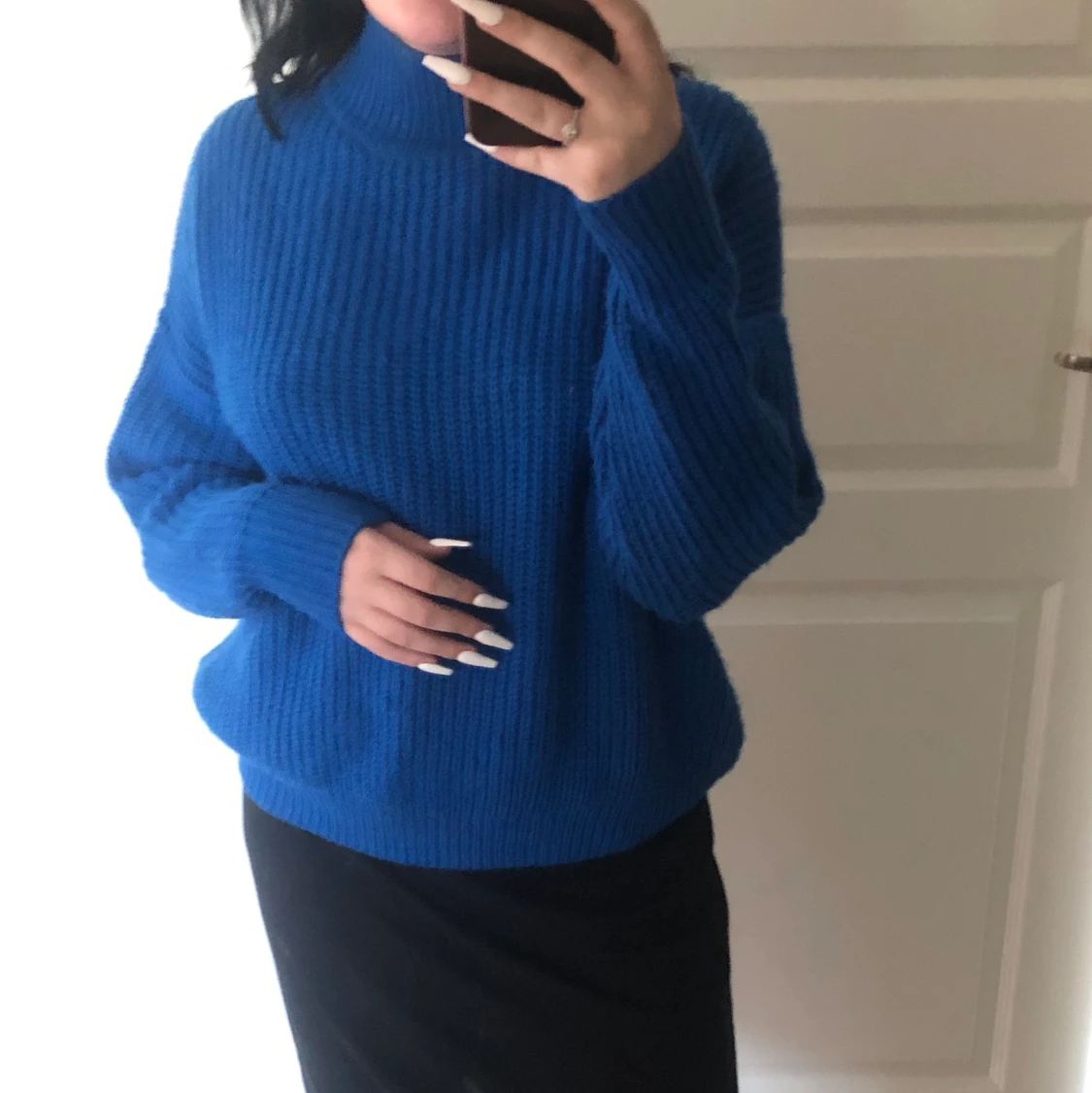 blå stickad tröja