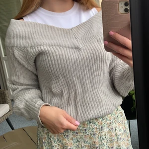 Stickad tröja off shoulder - Härlig populär stickad tröja som är off shoulder. Insåg när jag fotade att det var lite sminkfläckar på kragen men det tvättas självklart bort inför köp! 🤍