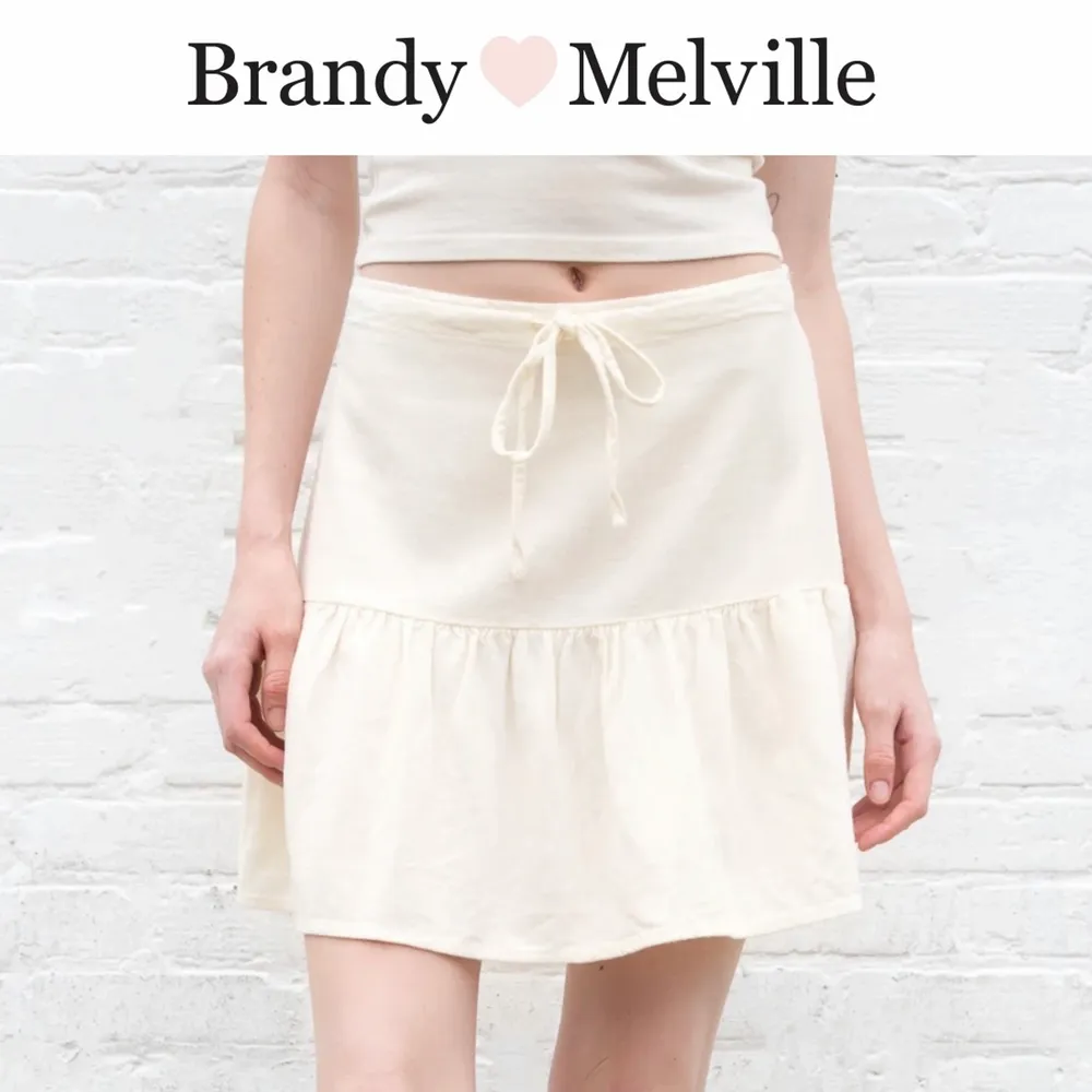 Säljer en jättesöt oanvänd kjol från brandy Melville i linnematerial 🤍 Frakt betalas av köpare. Kjolar.
