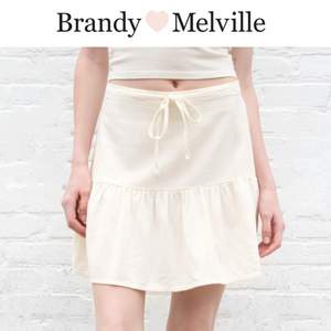 Säljer en jättesöt oanvänd kjol från brandy Melville i linnematerial 🤍 Frakt betalas av köpare